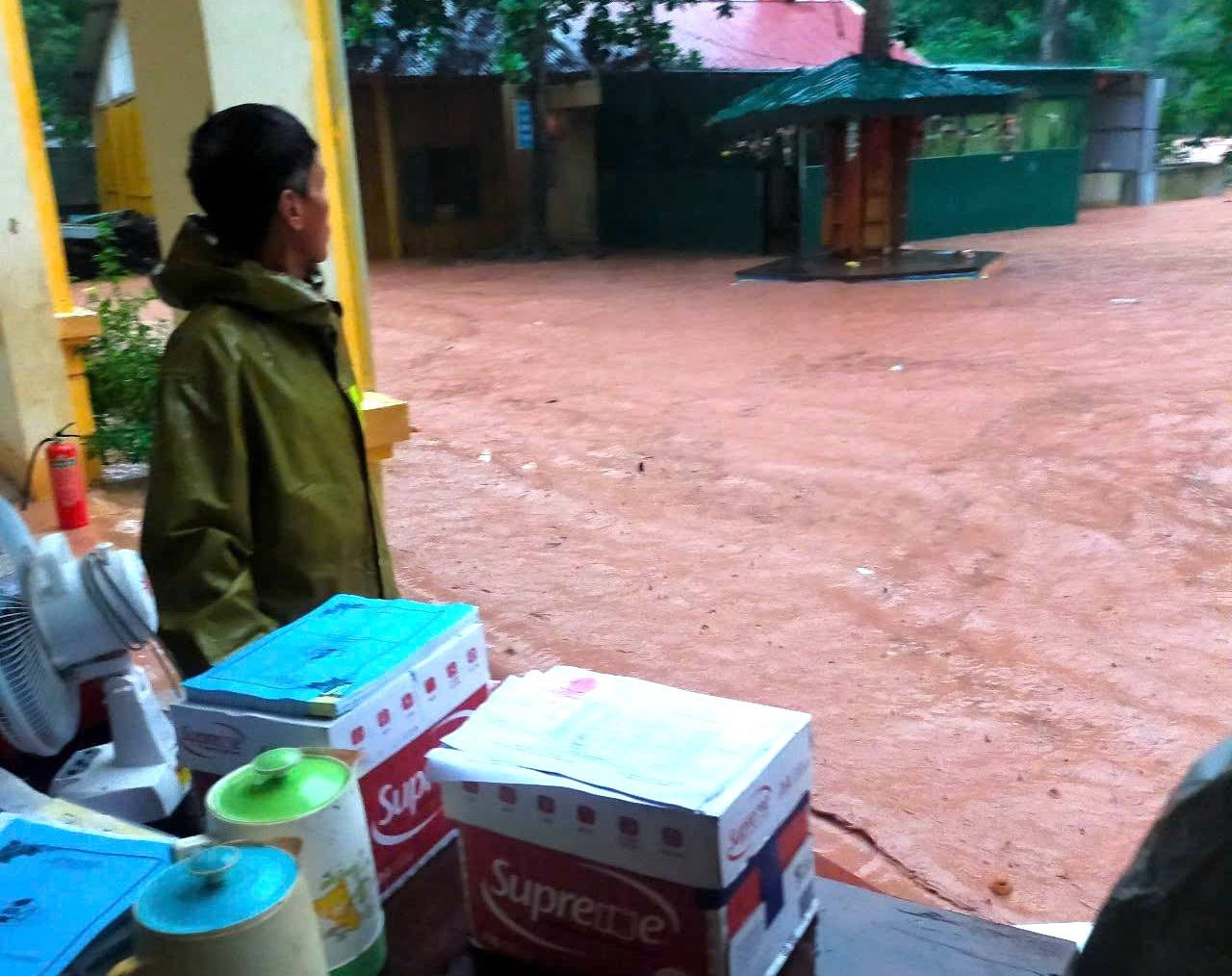 Người dân chờ vớt tài sản bị nước lũ cuốn trôi trong đêm- Ảnh 11.