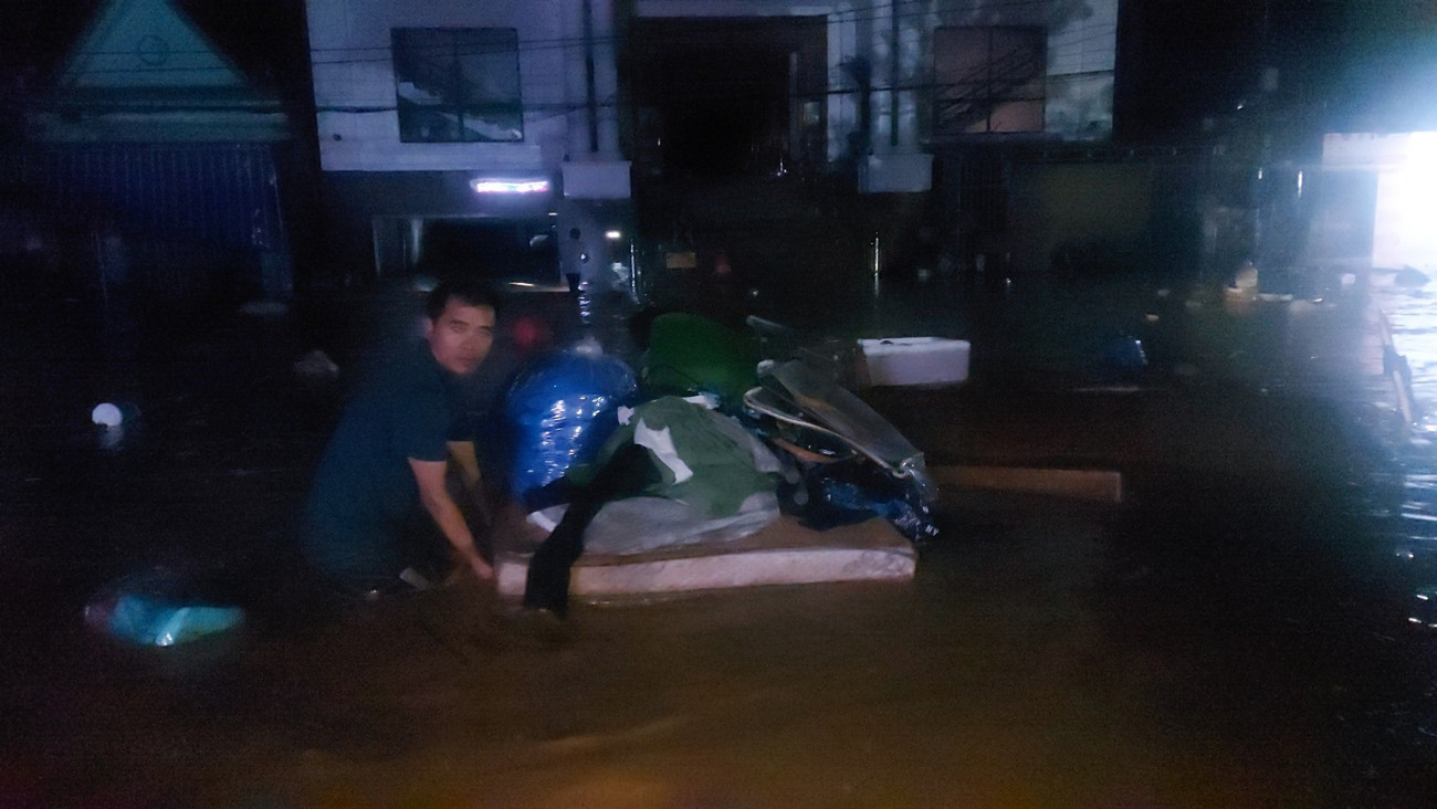 Cứu 5 người mắc kẹt giữa dòng lũ ở Nghệ An- Ảnh 4. Cứu 5 người mắc kẹt giữa dòng lũ ở Nghệ An- Ảnh 4.
