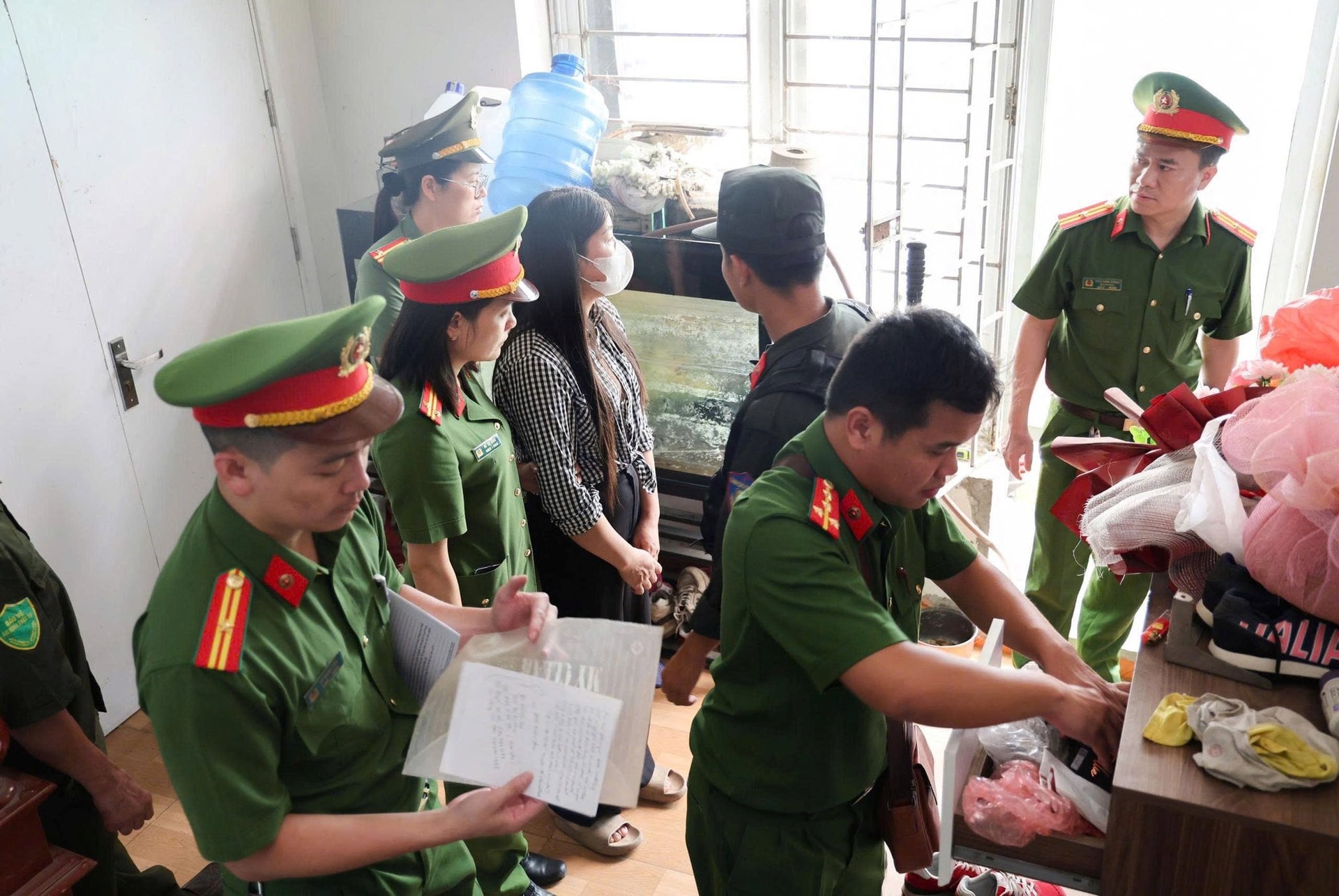 Công an ra lệnh tạm giam Trần Ngọc Bình và Nguyễn Quang Mạnh- Ảnh 1. Công an ra lệnh tạm giam Trần Ngọc Bình và Nguyễn Quang Mạnh- Ảnh 1.