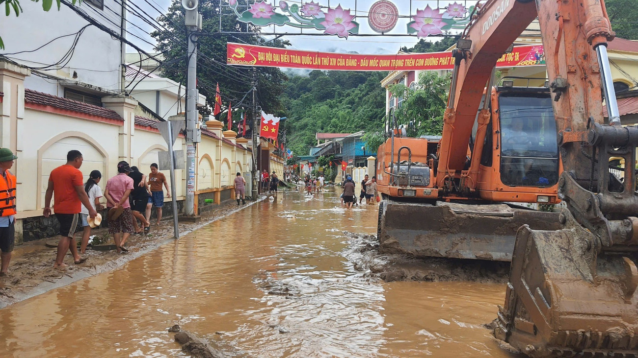 Những hình ảnh kinh hoàng trong trận lũ lịch sử ở miền Tây Nghệ An- Ảnh 14. Những hình ảnh kinh hoàng trong trận lũ lịch sử ở miền Tây Nghệ An- Ảnh 14.