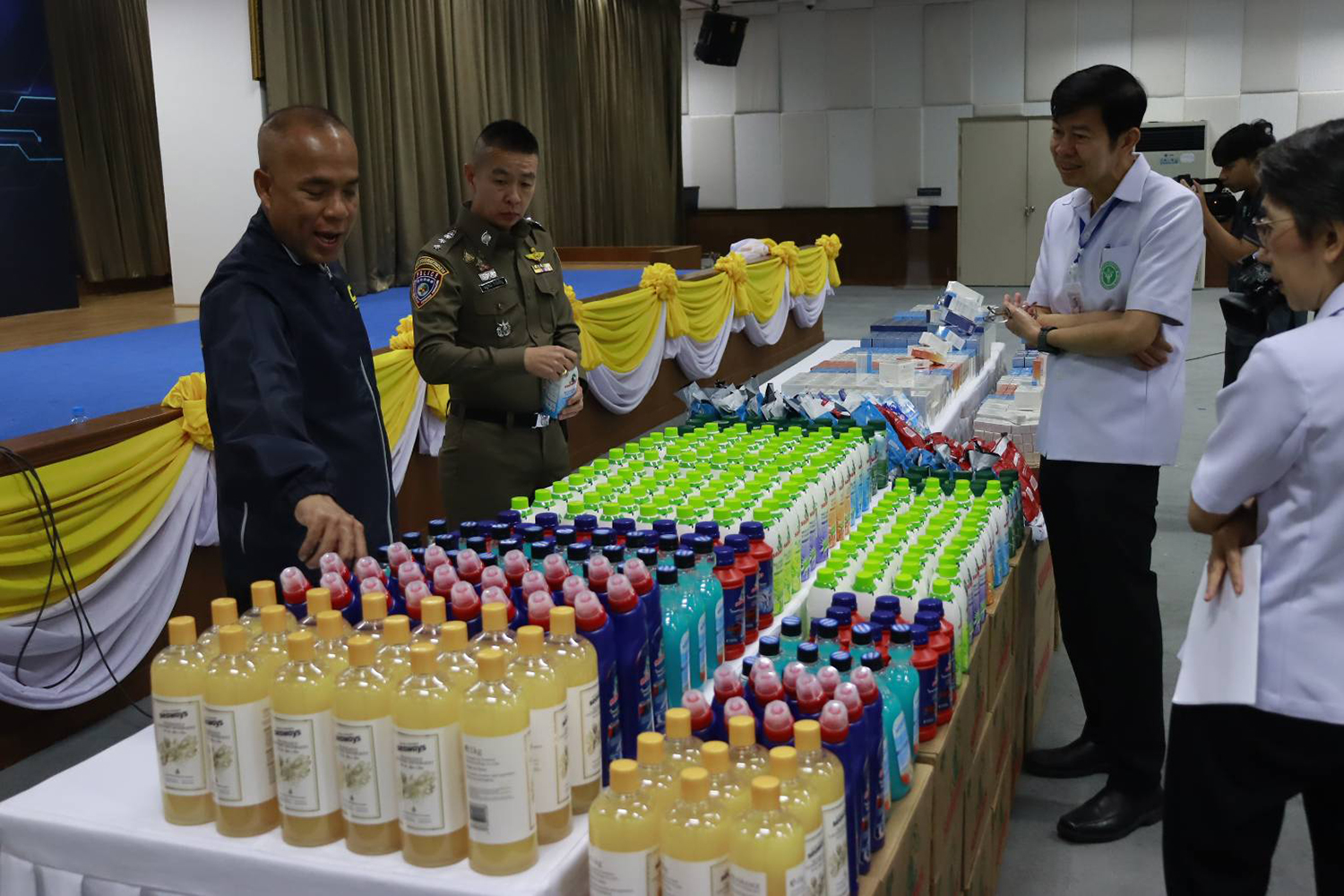 Đột kích một kho hàng, công an triệt phá đường dây bán mỹ phẩm và hóa chất tẩy rửa giả, tịch thu hơn 400.000 sản phẩm trị giá 16 tỷ đồng- Ảnh 1. Đột kích một kho hàng, công an triệt phá đường dây bán mỹ phẩm và hóa chất tẩy rửa giả, tịch thu hơn 400.000 sản phẩm trị giá 16 tỷ đồng- Ảnh 1.