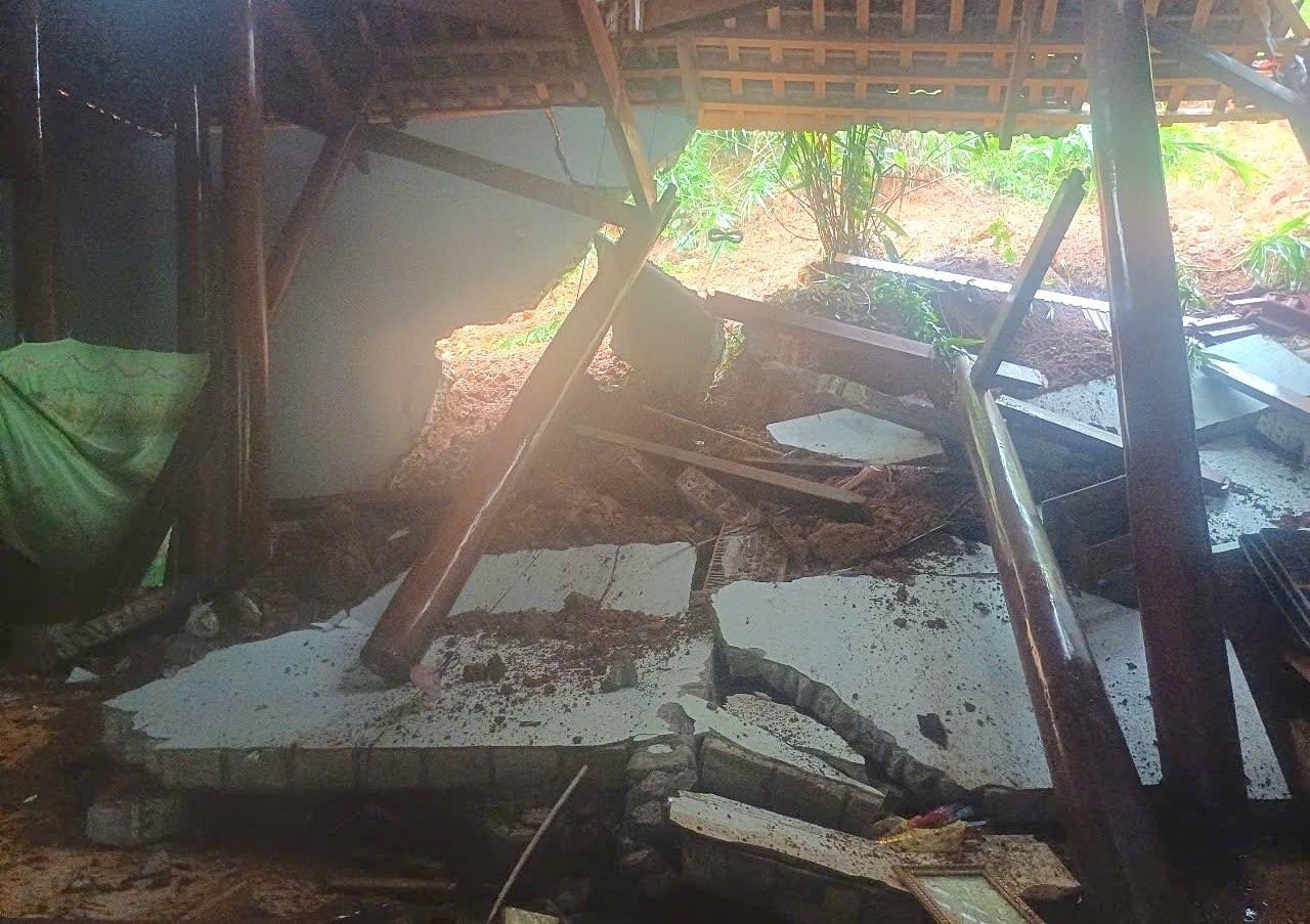 Người dân chờ vớt tài sản bị nước lũ cuốn trôi trong đêm- Ảnh 15.