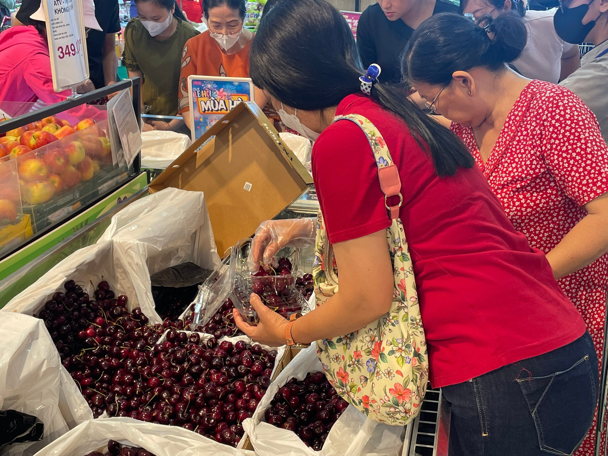 Giá cherry Mỹ bán tại TP HCM giảm chưa từng thấy- Ảnh 2. Giá cherry Mỹ bán tại TP HCM giảm chưa từng thấy- Ảnh 2.