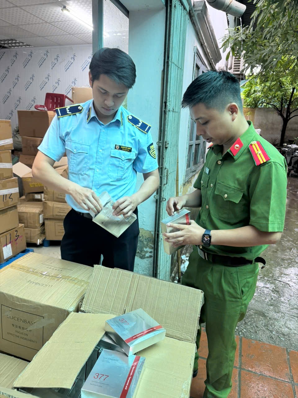 Phát hiện 15.000 mặt nạ dưỡng da nhập lậu tại shop mỹ phẩm ở Hà Nội- Ảnh 1. Phát hiện 15.000 mặt nạ dưỡng da nhập lậu tại shop mỹ phẩm ở Hà Nội- Ảnh 1.