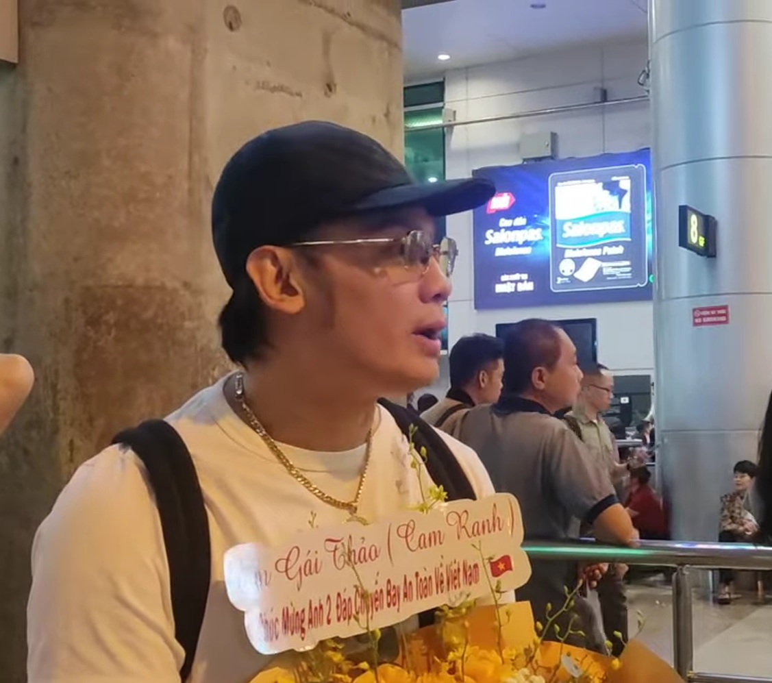Nam NSƯT bay từ Mỹ về Việt Nam lúc 1 giờ sáng, xuyên qua bão: "Tôi chỉ biết niệm Phật"- Ảnh 1. Nam NSƯT bay từ Mỹ về Việt Nam lúc 1 giờ sáng, xuyên qua bão: "Tôi chỉ biết niệm Phật"- Ảnh 1.