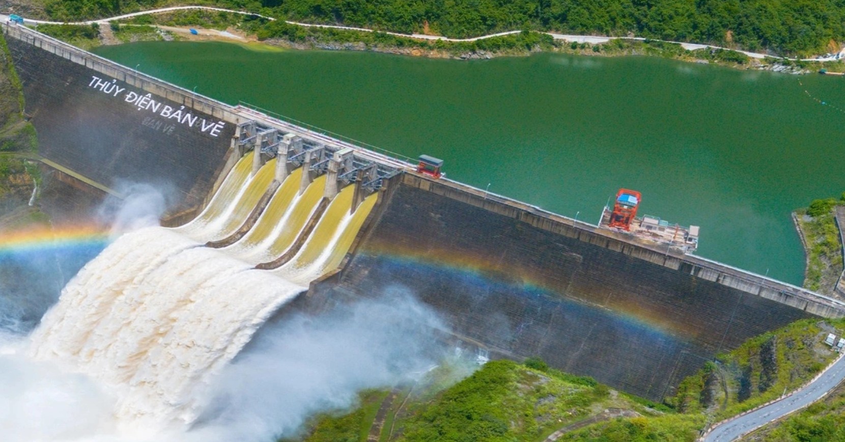 KHẨN: Nước đổ về thủy điện Bản Vẽ Nghệ An gần đạt đỉnh lũ, 5000 năm mới xảy ra một lần, khẩn trương đưa người dân đến nơi an toàn- Ảnh 1. KHẨN: Nước đổ về thủy điện Bản Vẽ Nghệ An gần đạt đỉnh lũ, 5000 năm mới xảy ra một lần, khẩn trương đưa người dân đến nơi an toàn- Ảnh 1.