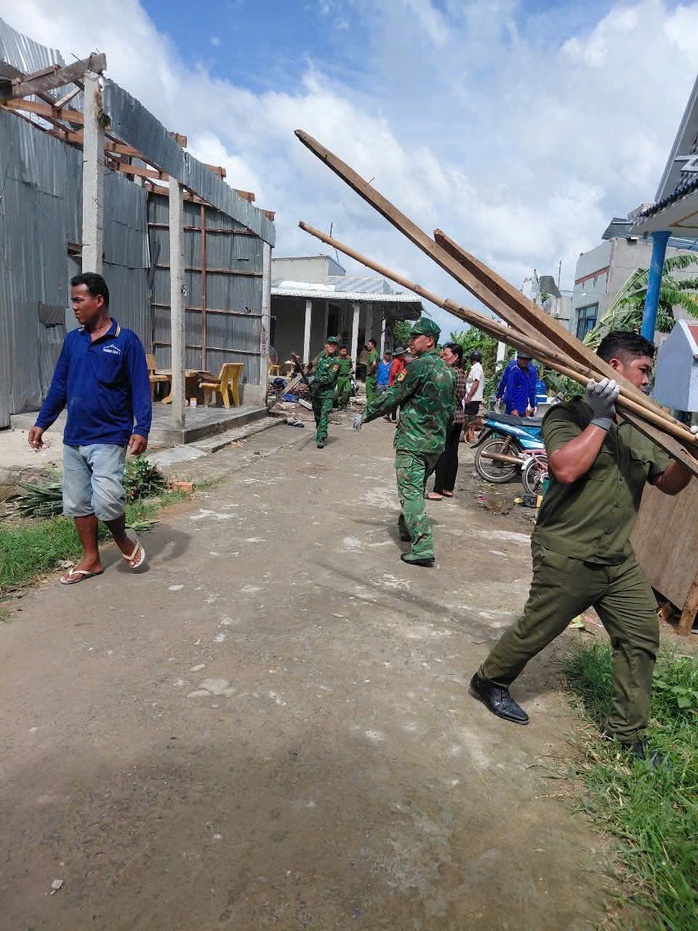 CLIP: Kinh hoàng “vòi rồng” quét qua một xã ở An Giang- Ảnh 8. CLIP: Kinh hoàng “vòi rồng” quét qua một xã ở An Giang- Ảnh 8.
