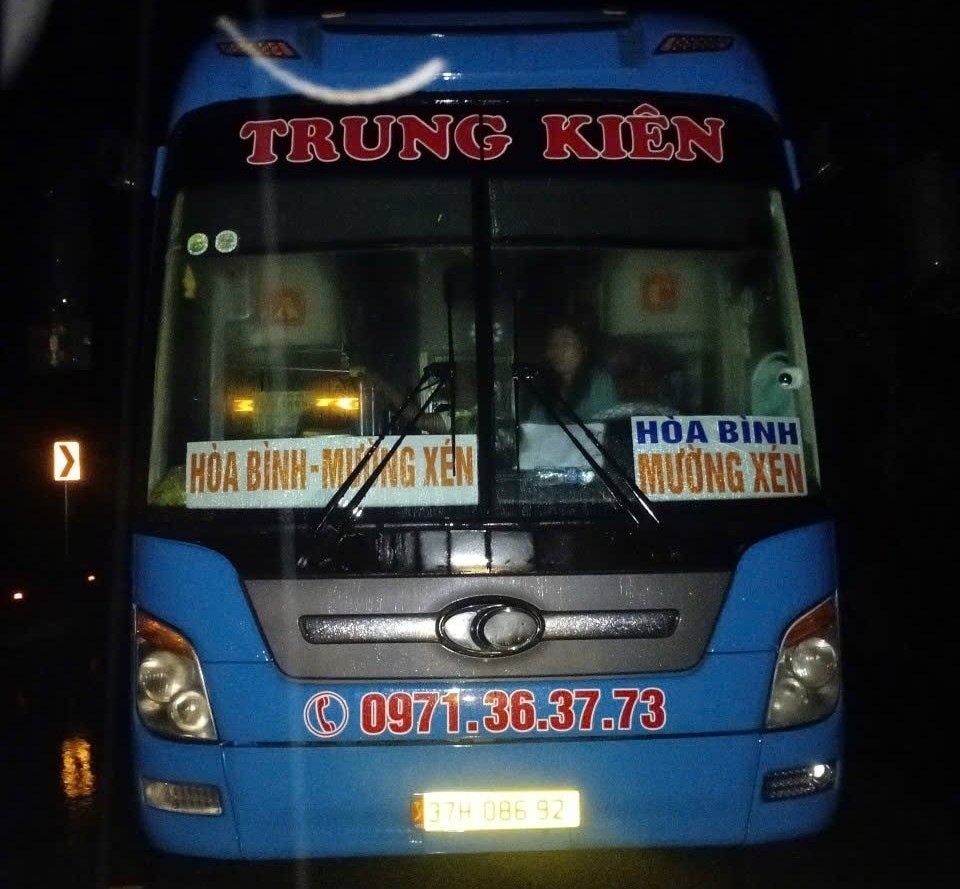 Xe khách chở 20 người mắc kẹt do lũ, nhà xe cầu cứu nhiều giờ- Ảnh 1. Xe khách chở 20 người mắc kẹt do lũ, nhà xe cầu cứu nhiều giờ- Ảnh 1.