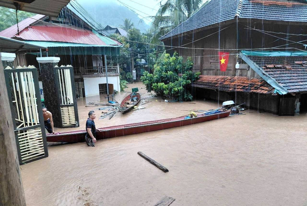 Người dân chờ vớt tài sản bị nước lũ cuốn trôi trong đêm- Ảnh 7.