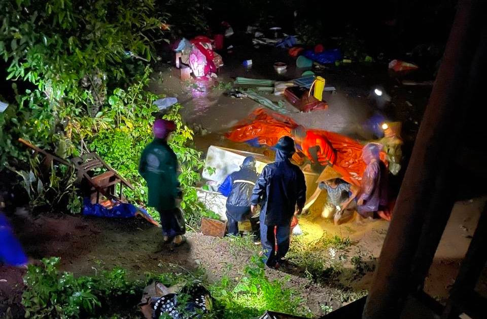 Người dân chờ vớt tài sản bị nước lũ cuốn trôi trong đêm- Ảnh 12.