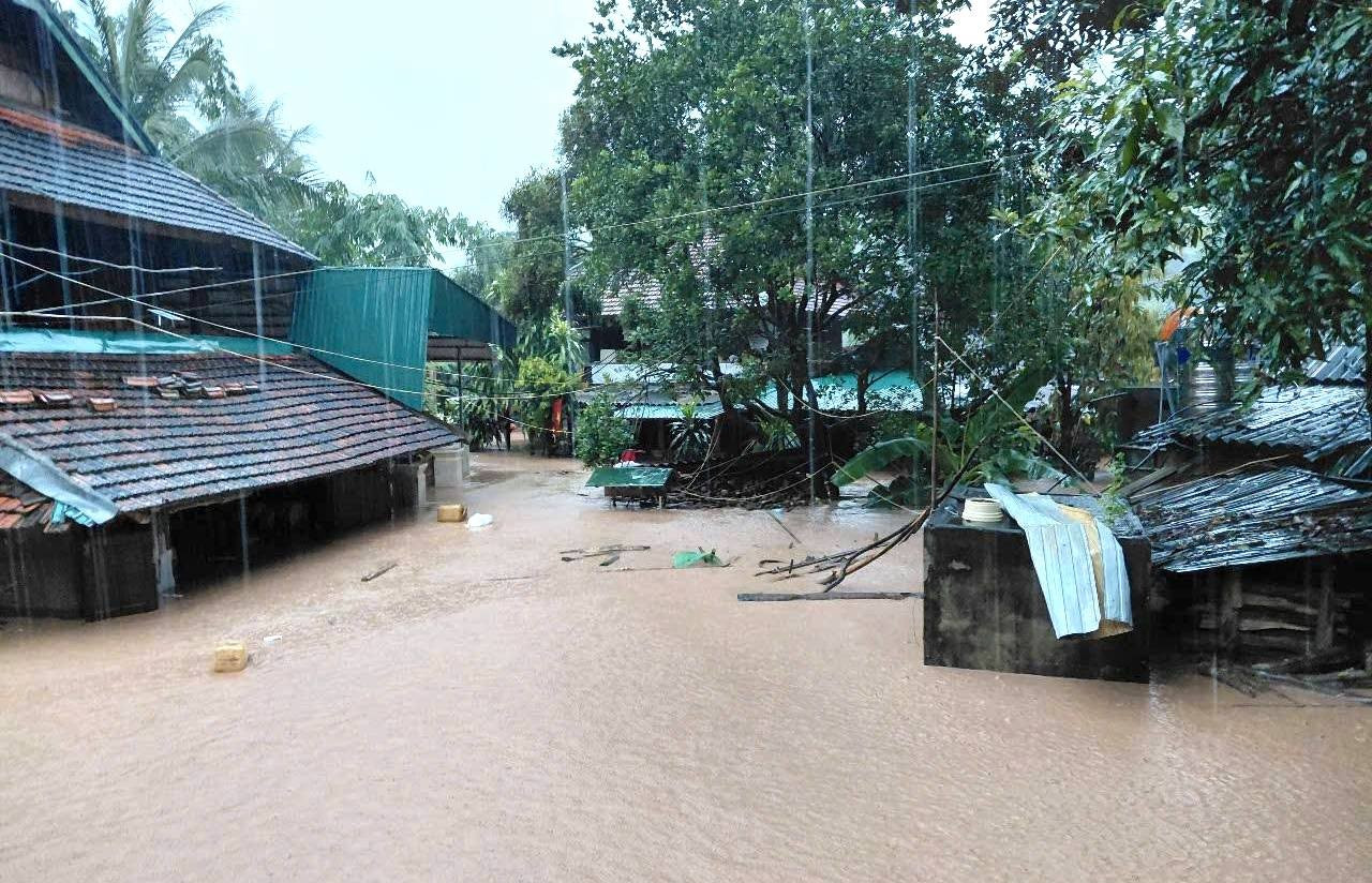 Người dân chờ vớt tài sản bị nước lũ cuốn trôi trong đêm- Ảnh 8.