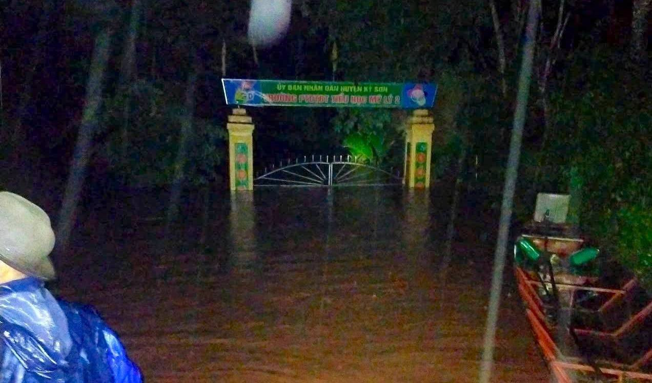 Người dân chờ vớt tài sản bị nước lũ cuốn trôi trong đêm- Ảnh 9.