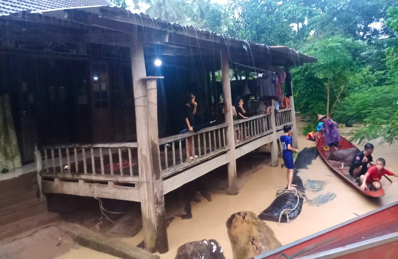 Người dân chờ vớt tài sản bị nước lũ cuốn trôi trong đêm- Ảnh 17.