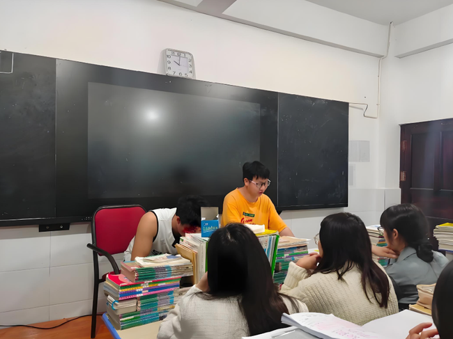 Bí quyết học tập của thủ khoa: Nghe cho vui chứ đừng học theo! Muốn tiến bộ thật sự, hãy học từ nhóm người này!- Ảnh 1. Bí quyết học tập của thủ khoa: Nghe cho vui chứ đừng học theo! Muốn tiến bộ thật sự, hãy học từ nhóm người này!- Ảnh 1.