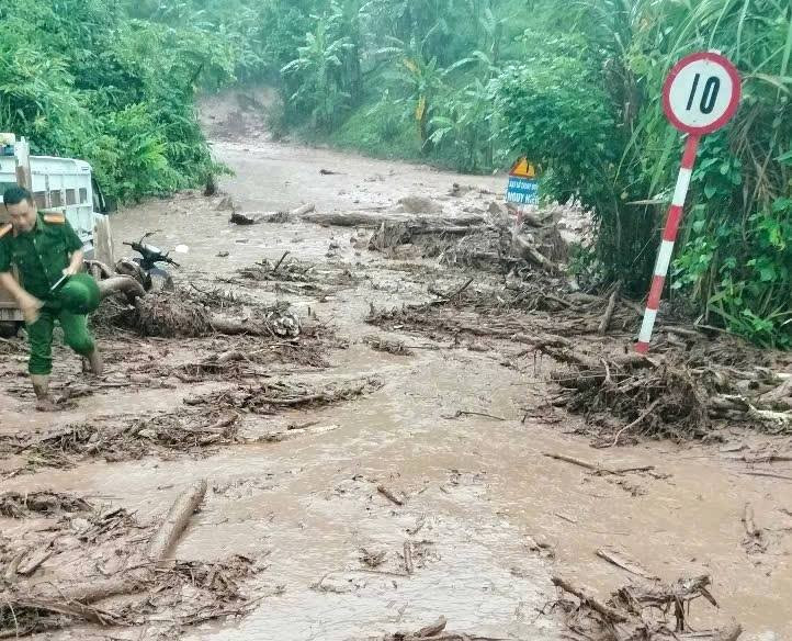 Người dân chờ vớt tài sản bị nước lũ cuốn trôi trong đêm- Ảnh 6.