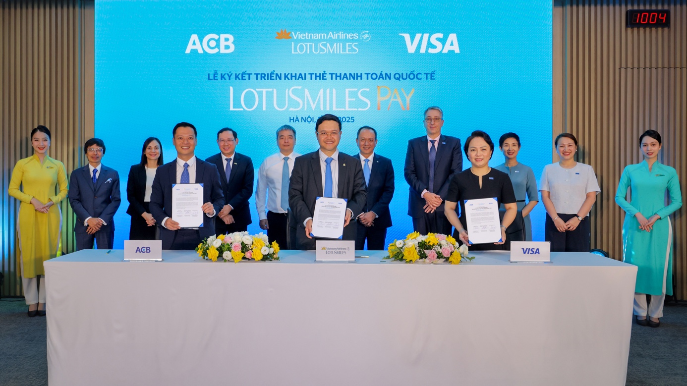 Một chạm, đa trải nghiệm: Vietnam Airlines ra mắt thẻ hội viên tích hợp thanh toán Lotusmiles Pay- Ảnh 1. Một chạm, đa trải nghiệm: Vietnam Airlines ra mắt thẻ hội viên tích hợp thanh toán Lotusmiles Pay- Ảnh 1.