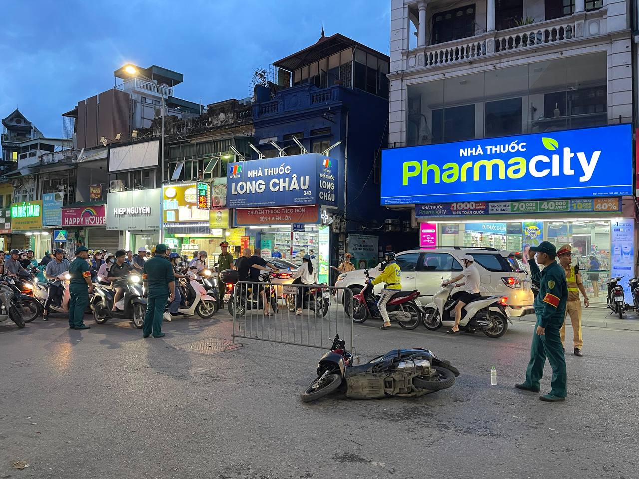 Hà Nội: Cận cảnh xe bán tải lao lên vỉa hè phố Khâm Thiên, chồm lên nhiều xe máy, người dân hoảng loạn- Ảnh 7. Hà Nội: Cận cảnh xe bán tải lao lên vỉa hè phố Khâm Thiên, chồm lên nhiều xe máy, người dân hoảng loạn- Ảnh 7.
