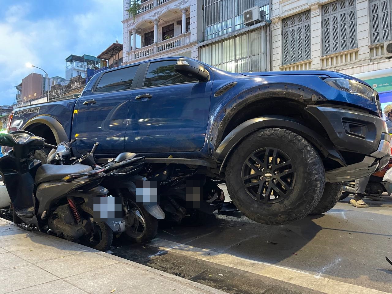 Hà Nội: Cận cảnh xe bán tải lao lên vỉa hè phố Khâm Thiên, chồm lên nhiều xe máy, người dân hoảng loạn- Ảnh 4. Hà Nội: Cận cảnh xe bán tải lao lên vỉa hè phố Khâm Thiên, chồm lên nhiều xe máy, người dân hoảng loạn- Ảnh 4.