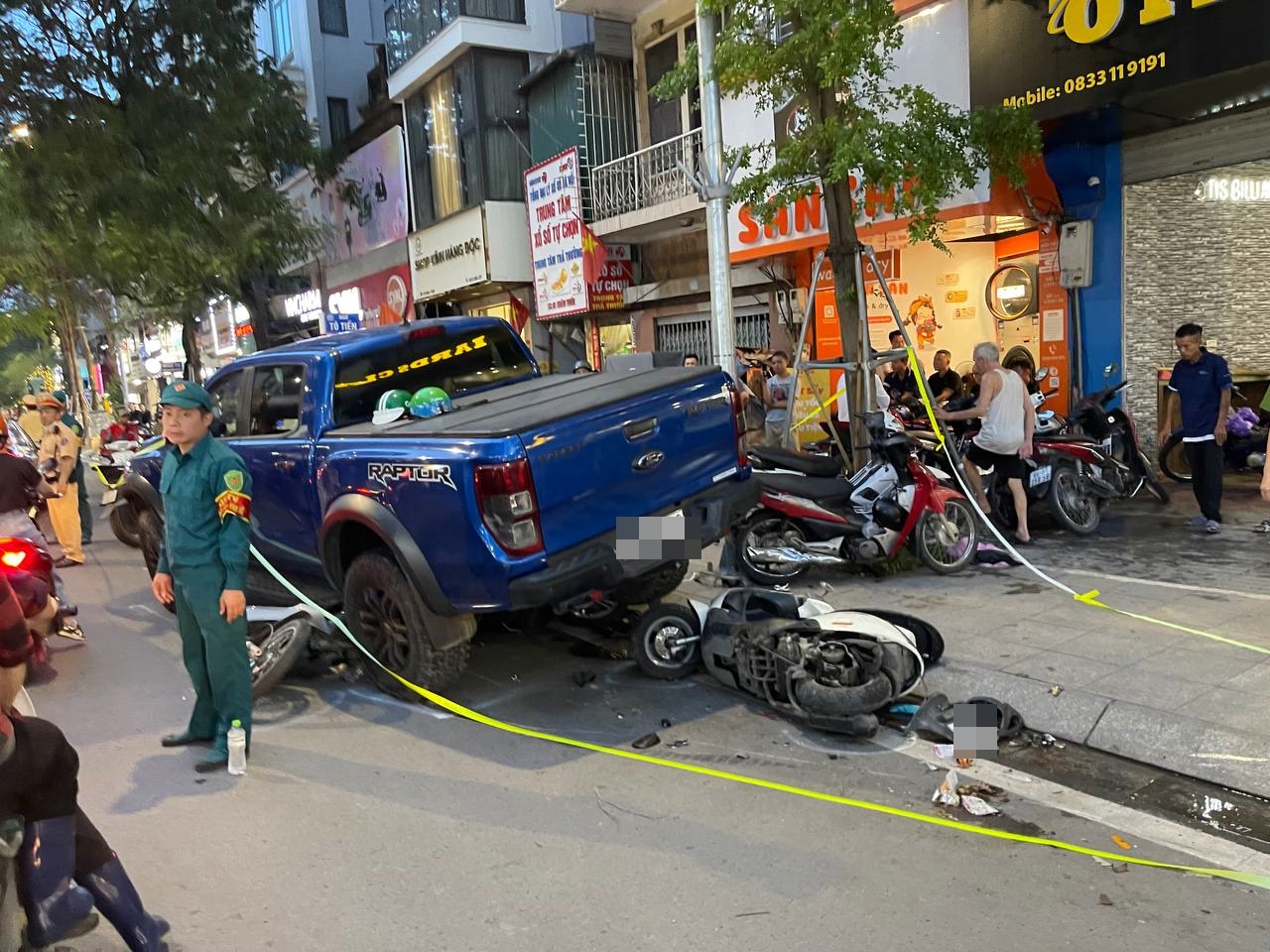 Hà Nội: Cận cảnh xe bán tải lao lên vỉa hè phố Khâm Thiên, chồm lên nhiều xe máy, người dân hoảng loạn- Ảnh 5. Hà Nội: Cận cảnh xe bán tải lao lên vỉa hè phố Khâm Thiên, chồm lên nhiều xe máy, người dân hoảng loạn- Ảnh 5.