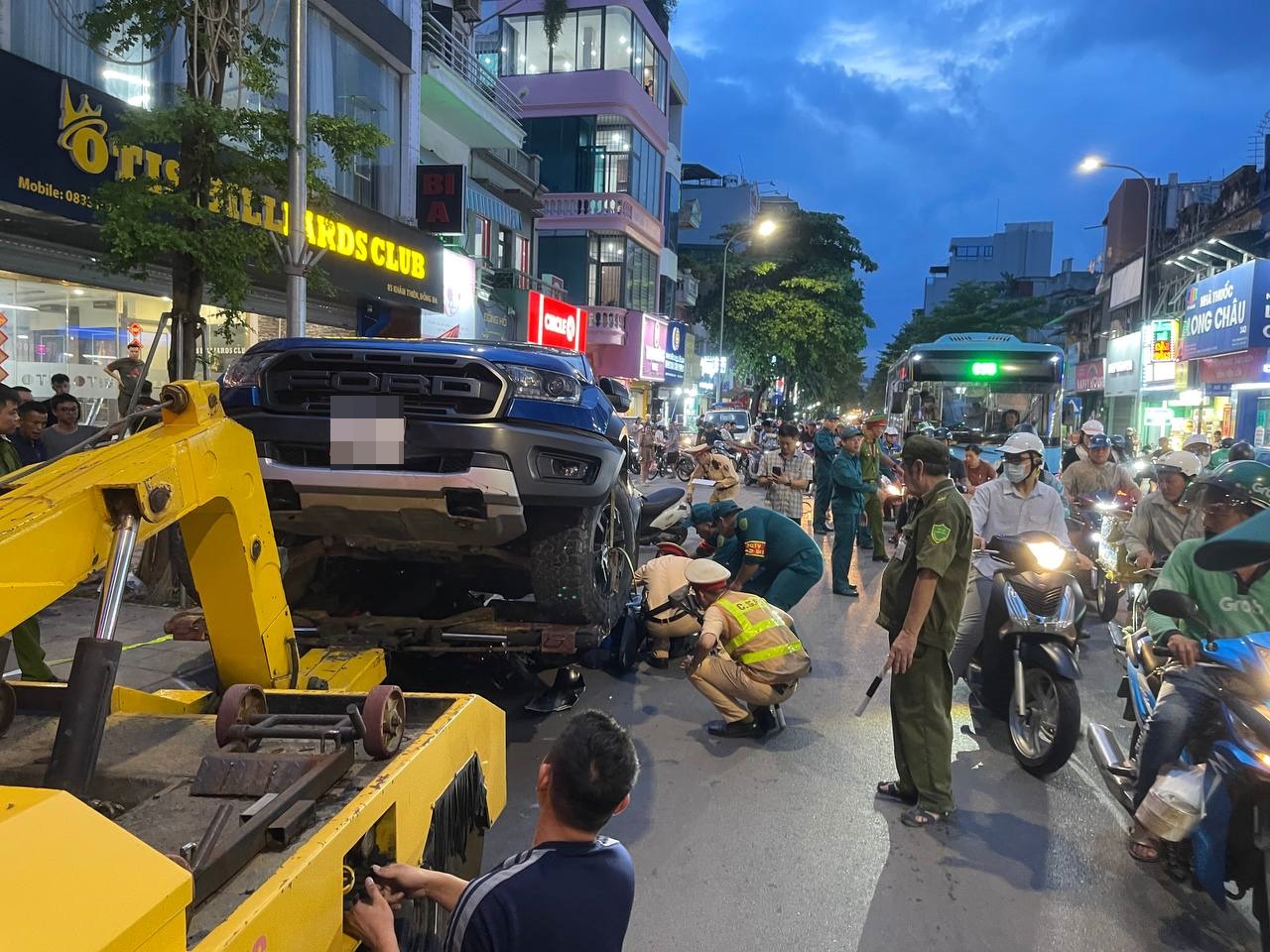Hà Nội: Cận cảnh xe bán tải lao lên vỉa hè phố Khâm Thiên, chồm lên nhiều xe máy, người dân hoảng loạn- Ảnh 8. Hà Nội: Cận cảnh xe bán tải lao lên vỉa hè phố Khâm Thiên, chồm lên nhiều xe máy, người dân hoảng loạn- Ảnh 8.