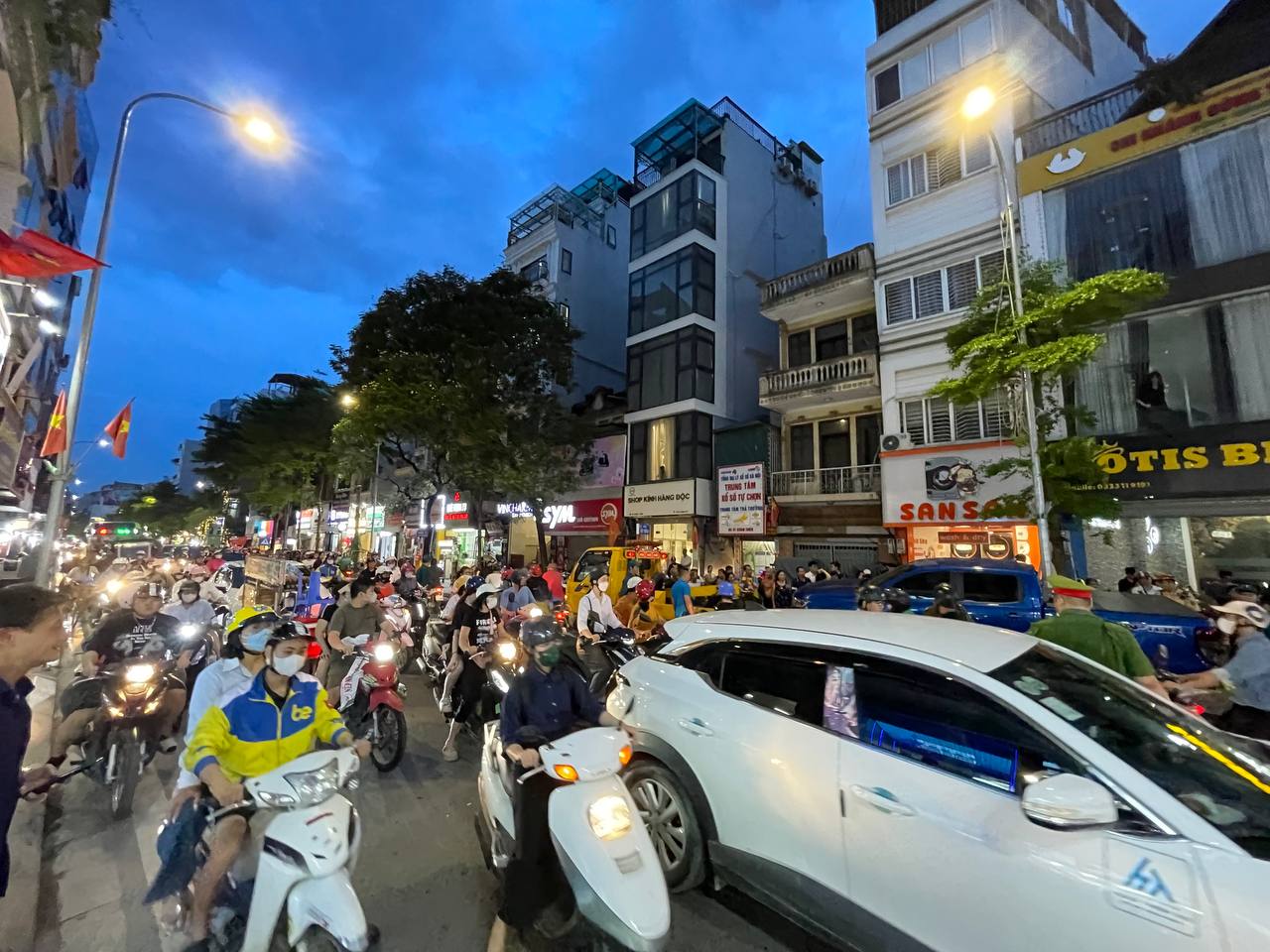 Hà Nội: Cận cảnh xe bán tải lao lên vỉa hè phố Khâm Thiên, chồm lên nhiều xe máy, người dân hoảng loạn- Ảnh 10. Hà Nội: Cận cảnh xe bán tải lao lên vỉa hè phố Khâm Thiên, chồm lên nhiều xe máy, người dân hoảng loạn- Ảnh 10.