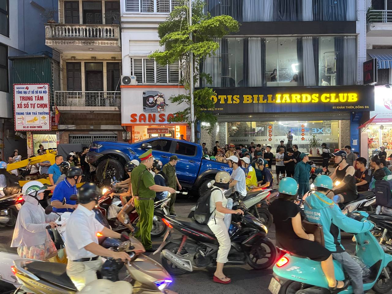 Hà Nội: Cận cảnh xe bán tải lao lên vỉa hè phố Khâm Thiên, chồm lên nhiều xe máy, người dân hoảng loạn- Ảnh 9. Hà Nội: Cận cảnh xe bán tải lao lên vỉa hè phố Khâm Thiên, chồm lên nhiều xe máy, người dân hoảng loạn- Ảnh 9.