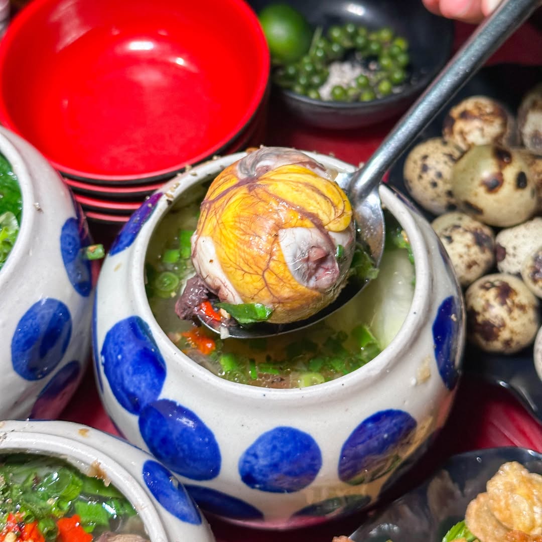 Trứng vịt lộn kiểu Huế: Cách người Huế biến một món ăn dân dã thành đặc sản ai cũng muốn thử một lần- Ảnh 5.