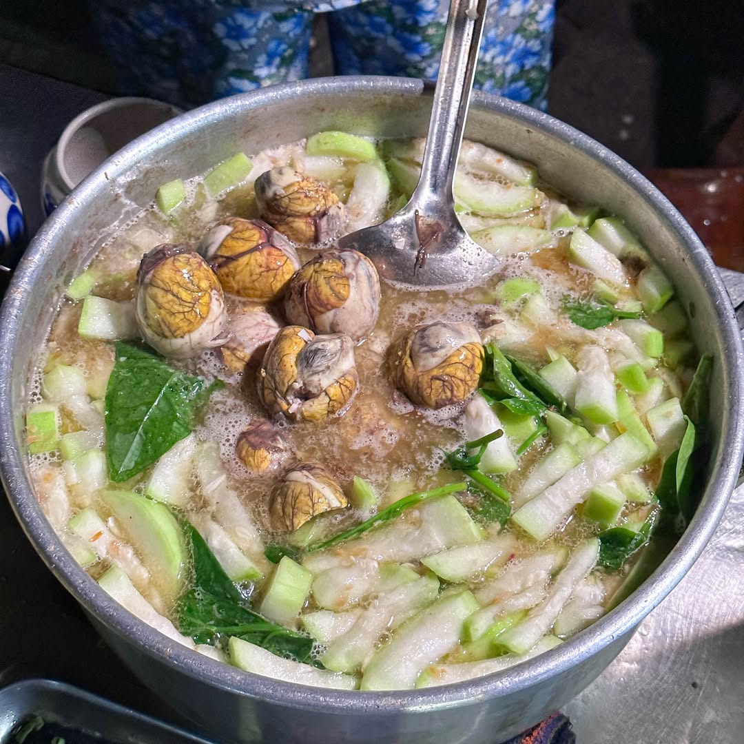 Trứng vịt lộn kiểu Huế: Cách người Huế biến một món ăn dân dã thành đặc sản ai cũng muốn thử một lần- Ảnh 2.