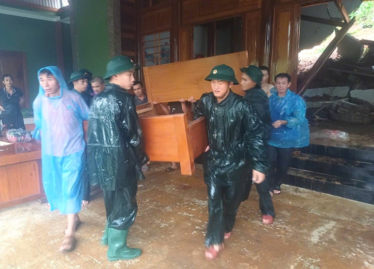 Người dân chờ vớt tài sản bị nước lũ cuốn trôi trong đêm- Ảnh 16.