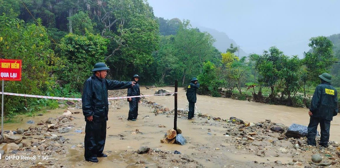 Người dân chờ vớt tài sản bị nước lũ cuốn trôi trong đêm- Ảnh 13.