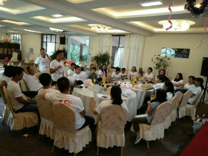 Đi họp lớp, tôi xin về sớm: Vừa về đến nhà nhận được tin nhắn từ lớp trưởng, thề không bao giờ đi họp lớp nữa- Ảnh 1.
