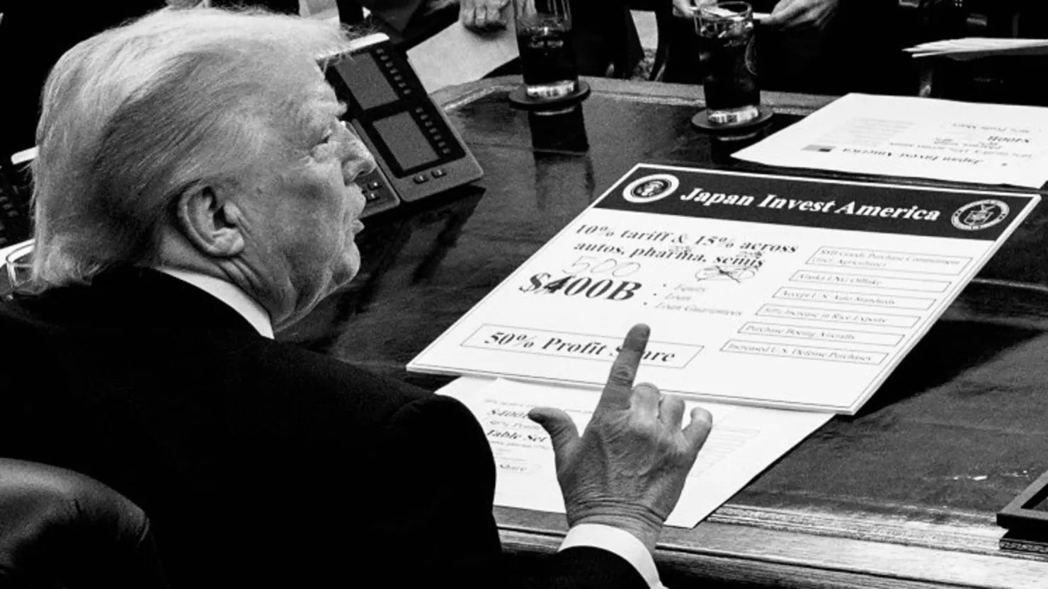 Tấm bảng trên bàn ông Trump có dấu hiệu "lạ": Thỏa thuận thuế quan Mỹ - Nhật bị chỉnh sửa?- Ảnh 1. Tấm bảng trên bàn ông Trump có dấu hiệu "lạ": Thỏa thuận thuế quan Mỹ - Nhật bị chỉnh sửa?- Ảnh 1.