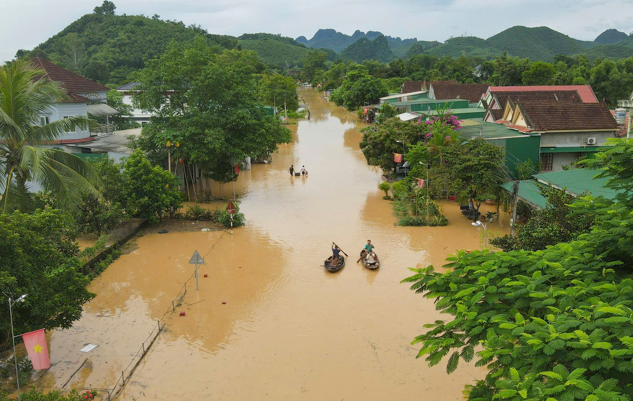 Lũ trên sông Lam dâng cao, quốc lộ hóa sông, người dân chèo thuyền sơ tán tài sản- Ảnh 3.
