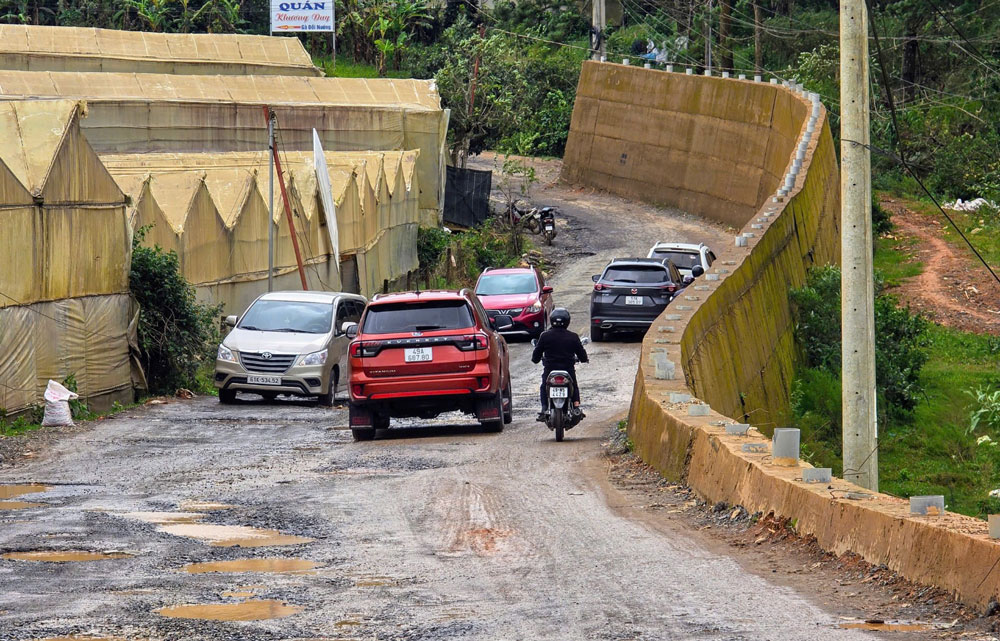 Khổ sở với con đường gần 9 km làm 2 năm chưa xong- Ảnh 1. Khổ sở với con đường gần 9 km làm 2 năm chưa xong- Ảnh 1.