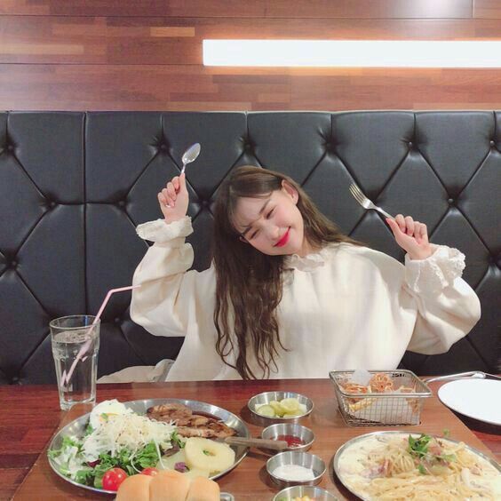 Cứ làm 3 điều này trên bàn ăn, bạn sẽ bị chê EQ thấp- Ảnh 1.