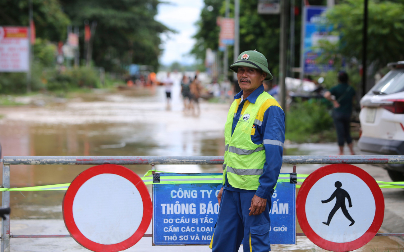 Lũ trên sông Lam dâng cao, quốc lộ hóa sông, người dân chèo thuyền sơ tán tài sản- Ảnh 11.