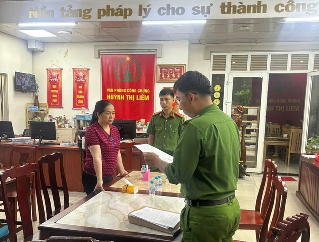 Bắt tạm giam và khám xét nơi ở của trưởng phòng công chứng Huỳnh Thị Liêm- Ảnh 1. Bắt tạm giam và khám xét nơi ở của trưởng phòng công chứng Huỳnh Thị Liêm- Ảnh 1.