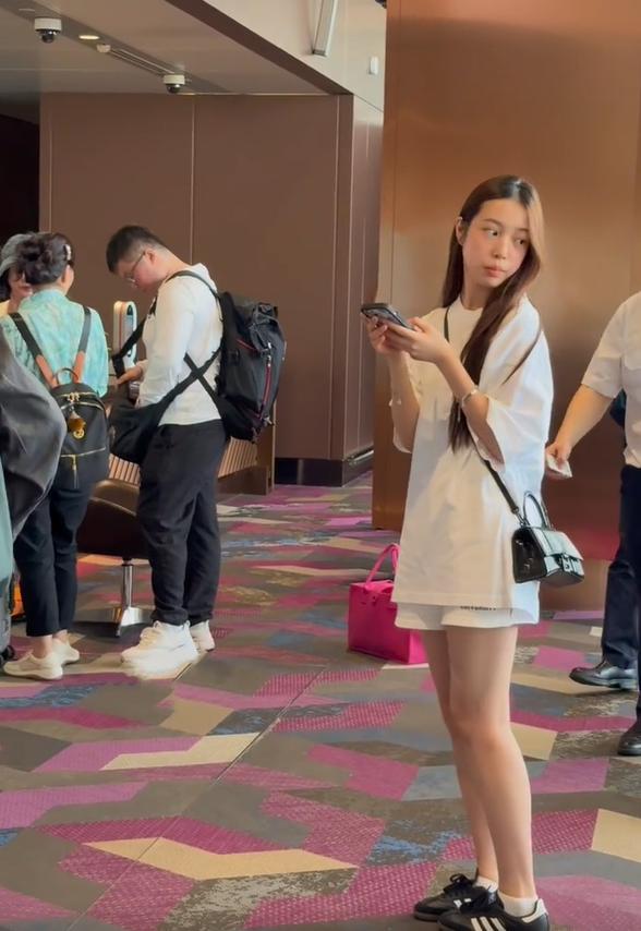 Con gái Triệu Vy lần hiếm hoi lộ diện: Mới 15 tuổi đã cao gần 1m70, đôi mắt to tròn giống mẹ như đúc- Ảnh 3. Con gái Triệu Vy lần hiếm hoi lộ diện: Mới 15 tuổi đã cao gần 1m70, đôi mắt to tròn giống mẹ như đúc- Ảnh 3.