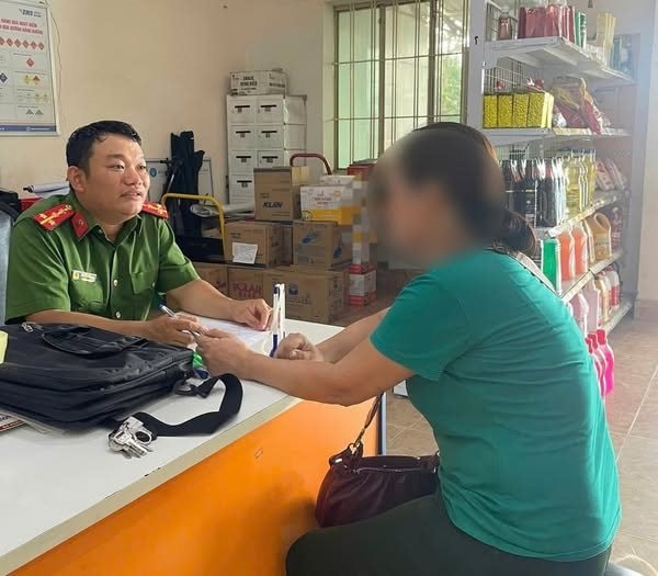 Đến bưu điện chuyển 60 triệu đồng để nhận quà giá trị từ bạn trai Việt kiều, người phụ nữ bất ngờ bị Công an xã mời làm việc- Ảnh 1. Đến bưu điện chuyển 60 triệu đồng để nhận quà giá trị từ bạn trai Việt kiều, người phụ nữ bất ngờ bị Công an xã mời làm việc- Ảnh 1.