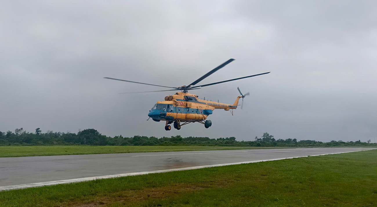 Mi - 171 của Trung đoàn Không quân 916 thực hiện nhiệm vụ thả hàng cứu trợ tại Nghệ An- Ảnh 1.