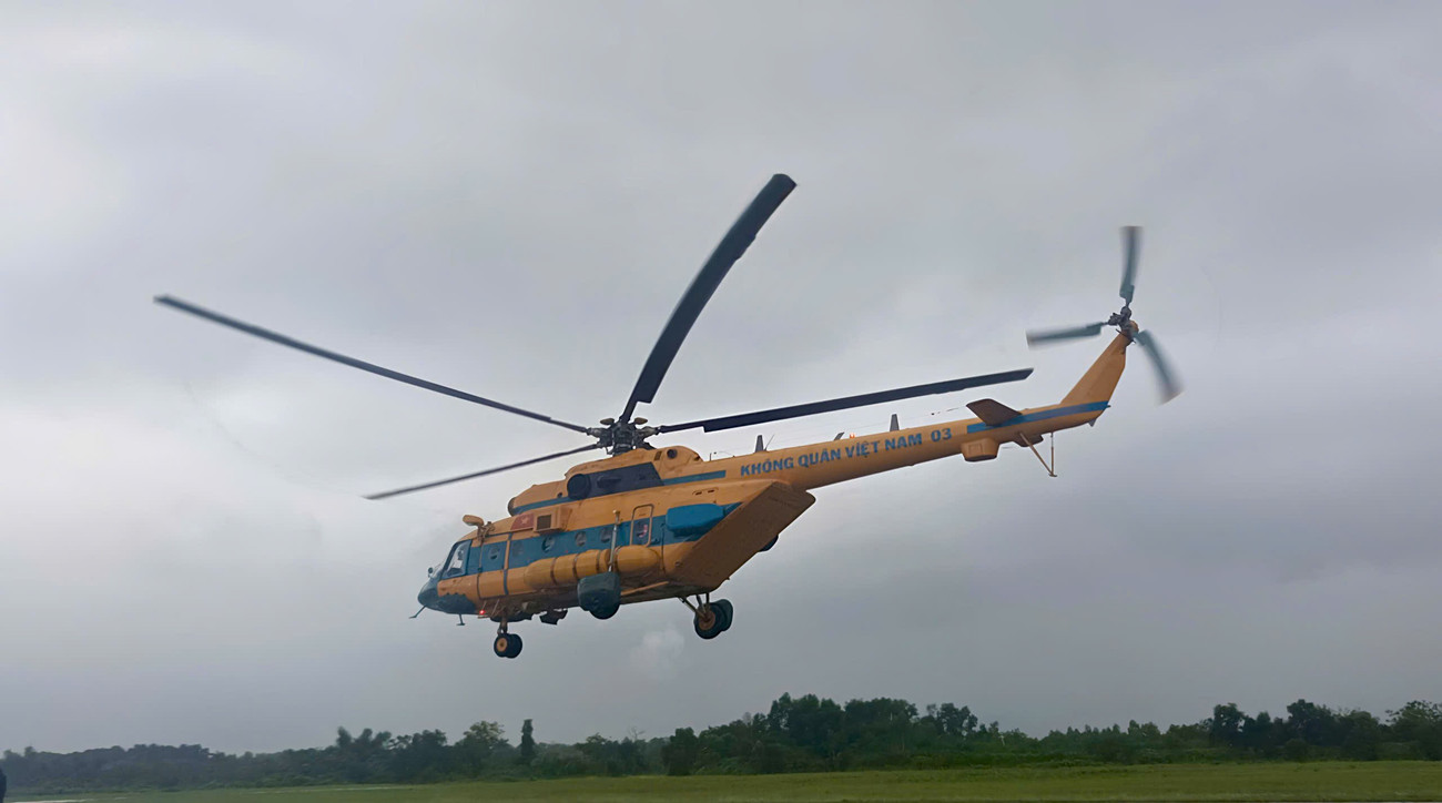 Mi - 171 của Trung đoàn Không quân 916 thực hiện nhiệm vụ thả hàng cứu trợ tại Nghệ An- Ảnh 2.