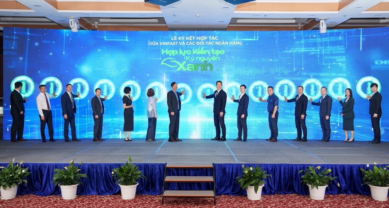 Vinfast và 12 ngân hàng, tổ chức tài chính chung tay hỗ trợ người dân Hà Nội chuyển sang xe điện- Ảnh 2. Vinfast và 12 ngân hàng, tổ chức tài chính chung tay hỗ trợ người dân Hà Nội chuyển sang xe điện- Ảnh 2.