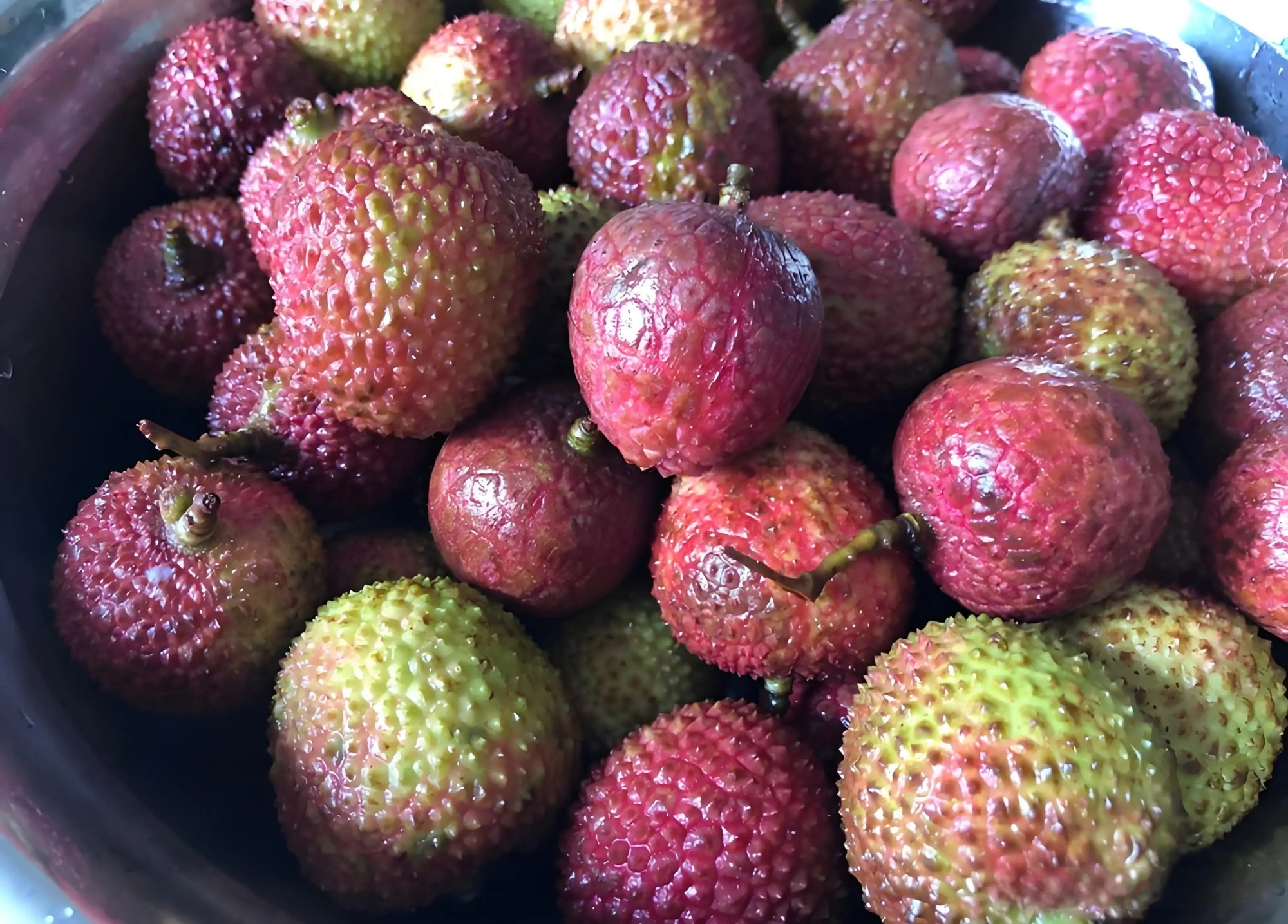 Mua vải thiều thấy 3 loại như này thì nhớ quay đầu, người bán hàng thậm chí còn không dám ăn- Ảnh 1.