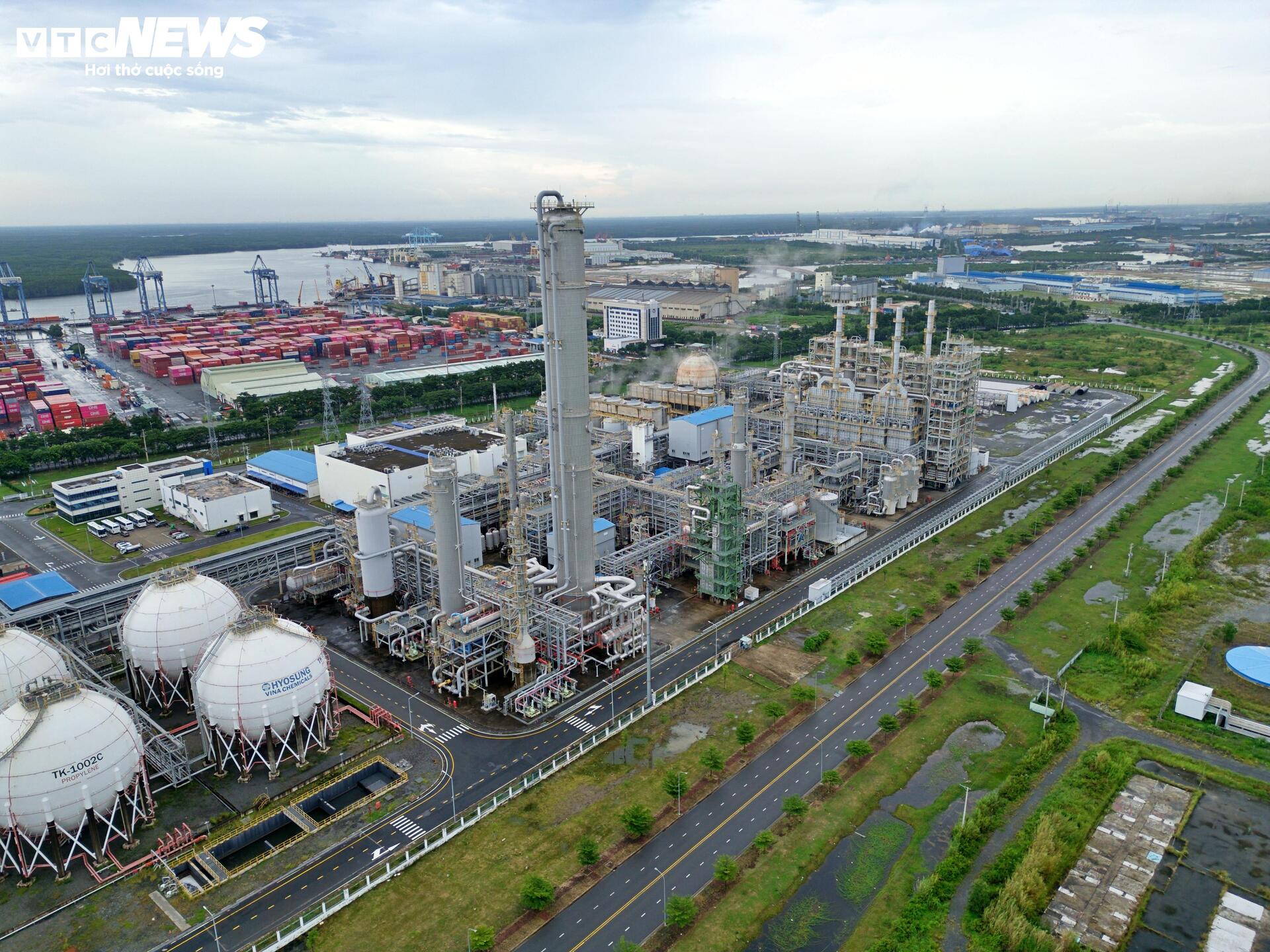 Ngắm cảng nước sâu lớn nhất Việt Nam thường xuyên đón siêu tàu quốc tế- Ảnh 10.