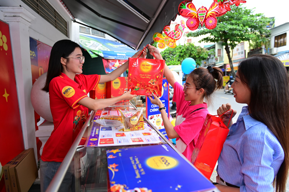 Thị trường bánh trung thu 2025: Bánh "nhà làm" thoái trào, thương hiệu lớn lên ngôi- Ảnh 1. Thị trường bánh trung thu 2025: Bánh "nhà làm" thoái trào, thương hiệu lớn lên ngôi- Ảnh 1.