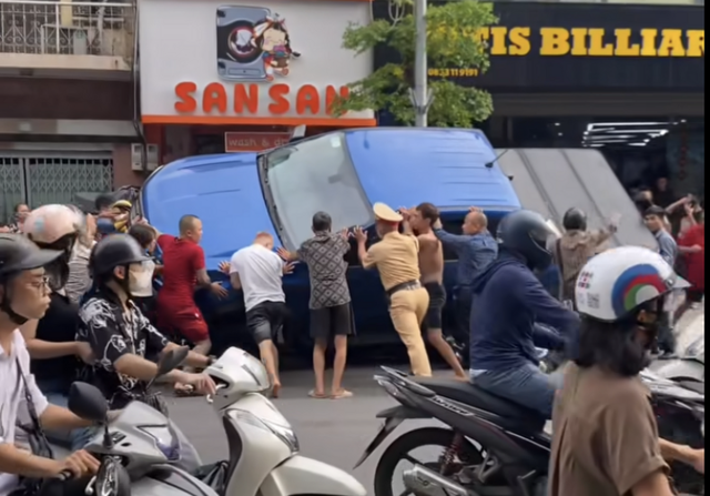 Vụ bán tải đâm liên hoàn ở phố Khâm Thiên: Tài xế vừa mua ô tô, lên xe nổ máy thì gây tai nạn- Ảnh 2.