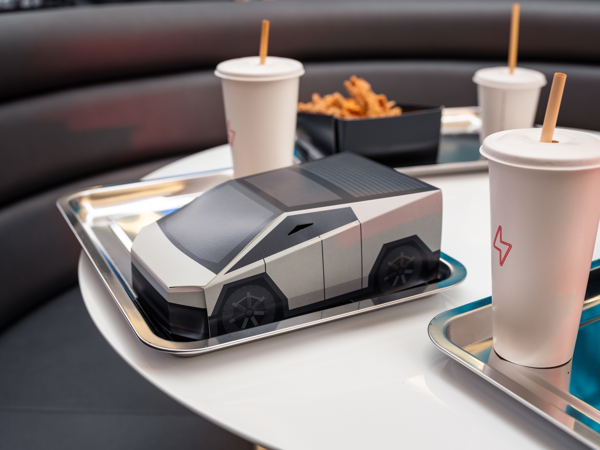 Tesla ra mắt trạm sạc với phong cách độc lạ, mỗi tội robot Optimus xúc bỏng ngô mà vãi như trẻ con học dùng thìa- Ảnh 2.
