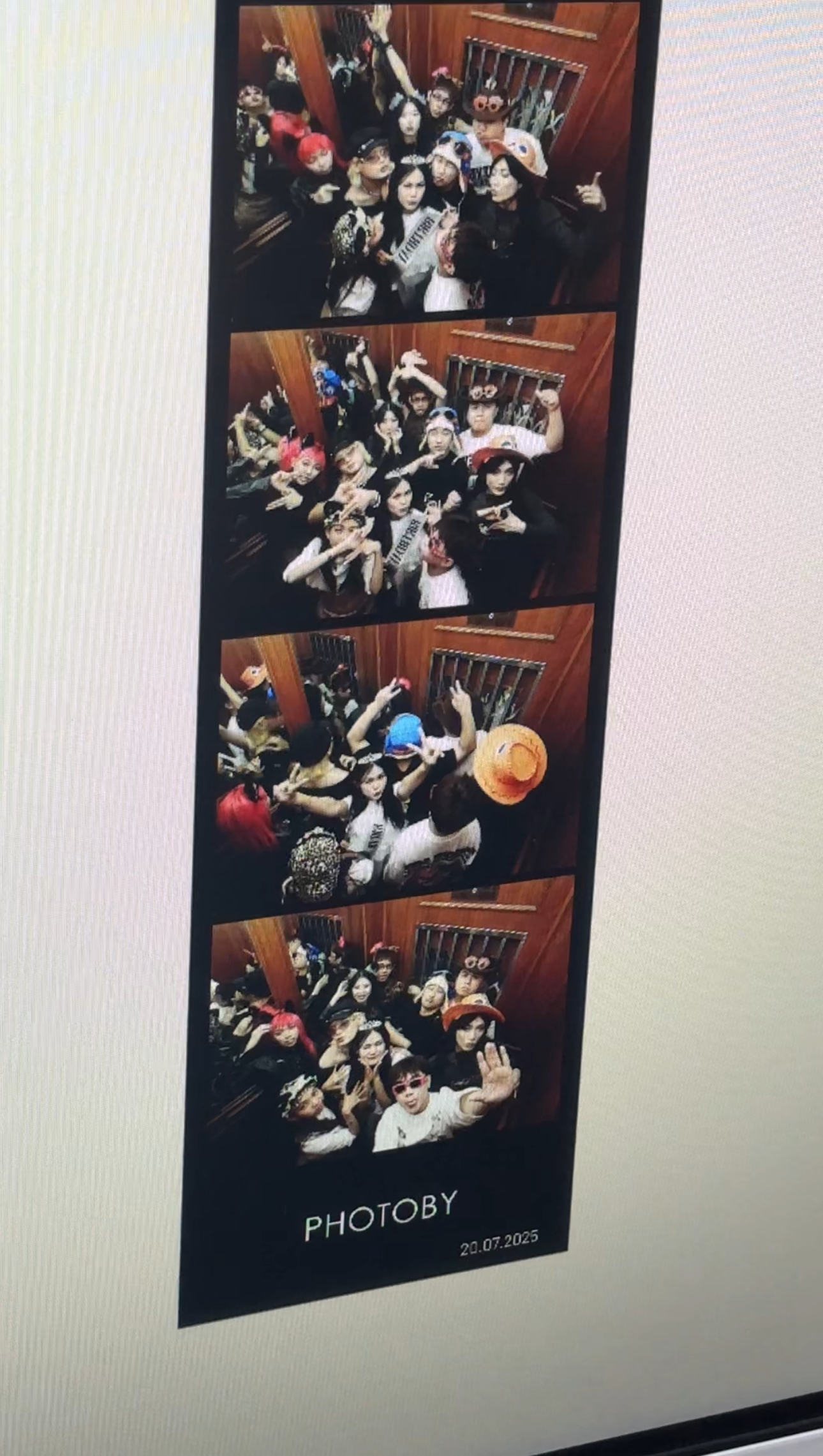 Cơn sốt photobooth quay trở lại và càn quét khắp nơi: Có nơi 150k/ảnh, xếp hàng đợi 8 tiếng vẫn khiến giới trẻ phát cuồng- Ảnh 17. Cơn sốt photobooth quay trở lại và càn quét khắp nơi: Có nơi 150k/ảnh, xếp hàng đợi 8 tiếng vẫn khiến giới trẻ phát cuồng- Ảnh 17.