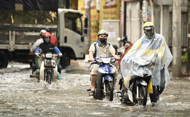 Toàn cảnh Hà Nội mưa như trút nước, "vịnh Văn Quán" lại ngập sâu, người dân vất vả di chuyển- Ảnh 4.