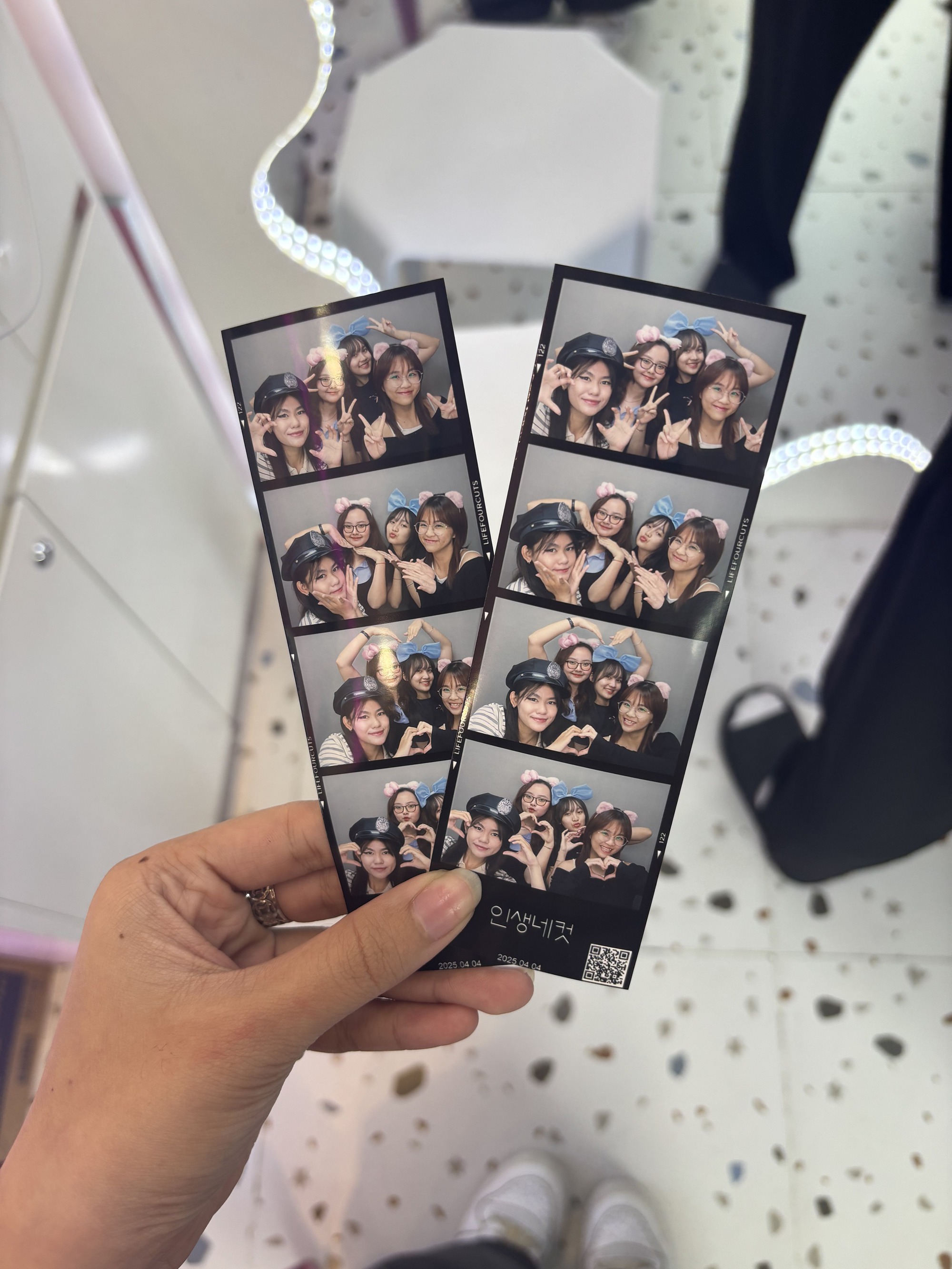 Cơn sốt photobooth quay trở lại và càn quét khắp nơi: Có nơi 150k/ảnh, xếp hàng đợi 8 tiếng vẫn khiến giới trẻ phát cuồng- Ảnh 18. Cơn sốt photobooth quay trở lại và càn quét khắp nơi: Có nơi 150k/ảnh, xếp hàng đợi 8 tiếng vẫn khiến giới trẻ phát cuồng- Ảnh 18.